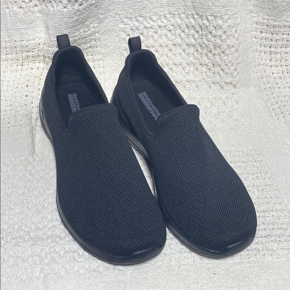 Skechers GoWalk Joy Black Sneakers Women’s 9 Wide
